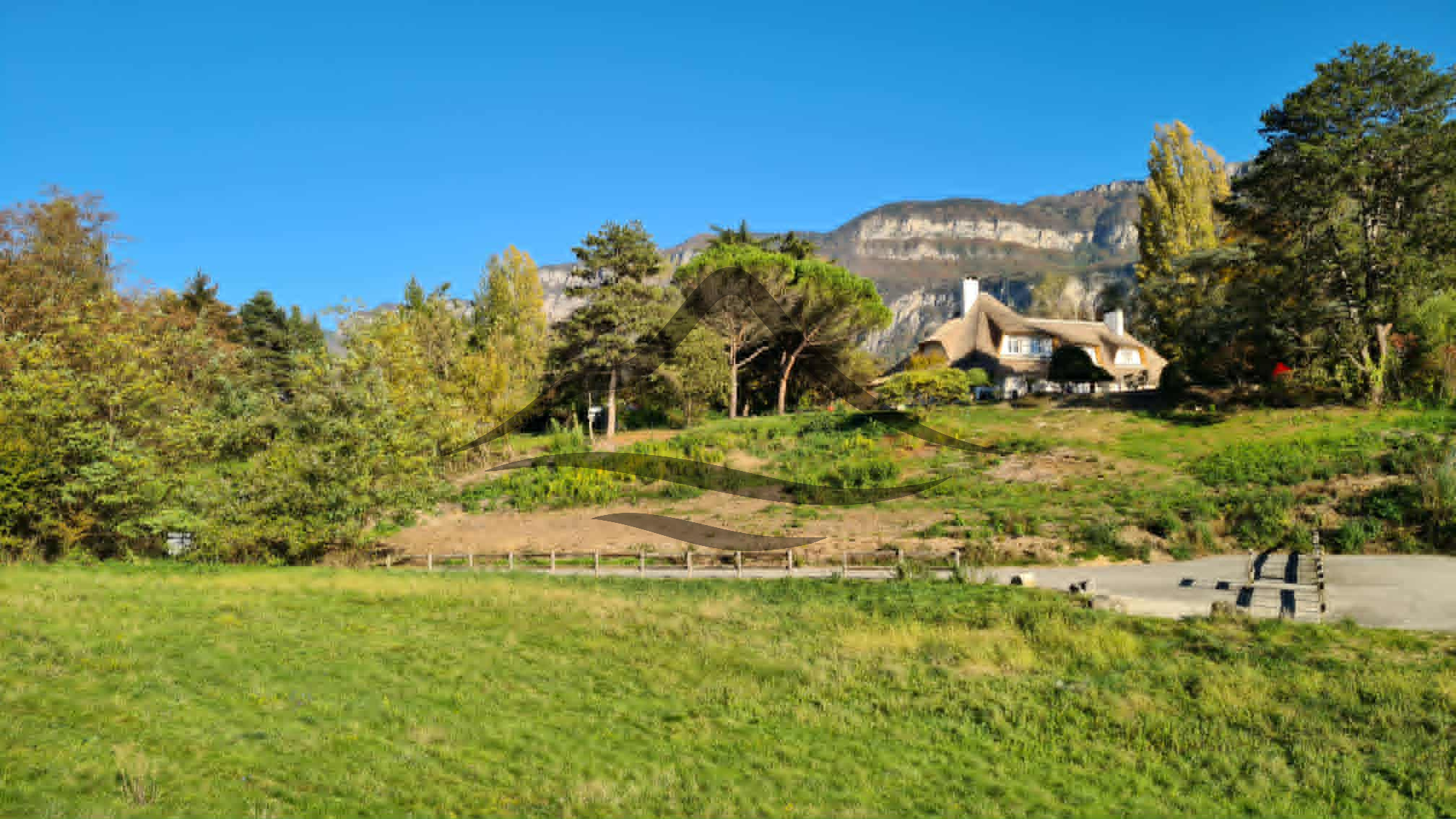 Terrain constructible de 821 m2 dans un environnement privil